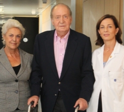 Su Majestad el Rey junta a la presidenta del Grupo Hospitalario Quirón, Pilar Muro Navarro, y la directora gerente del Hospital Universitario Quirón M